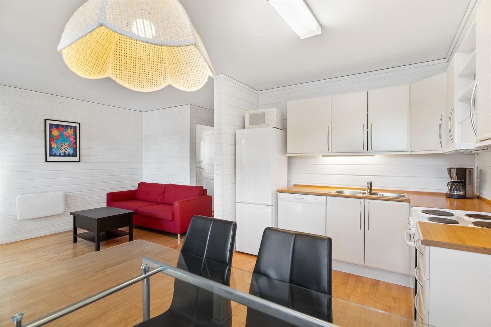 Kjøkken med lyse fronter og hvitevarer. Galleribilde