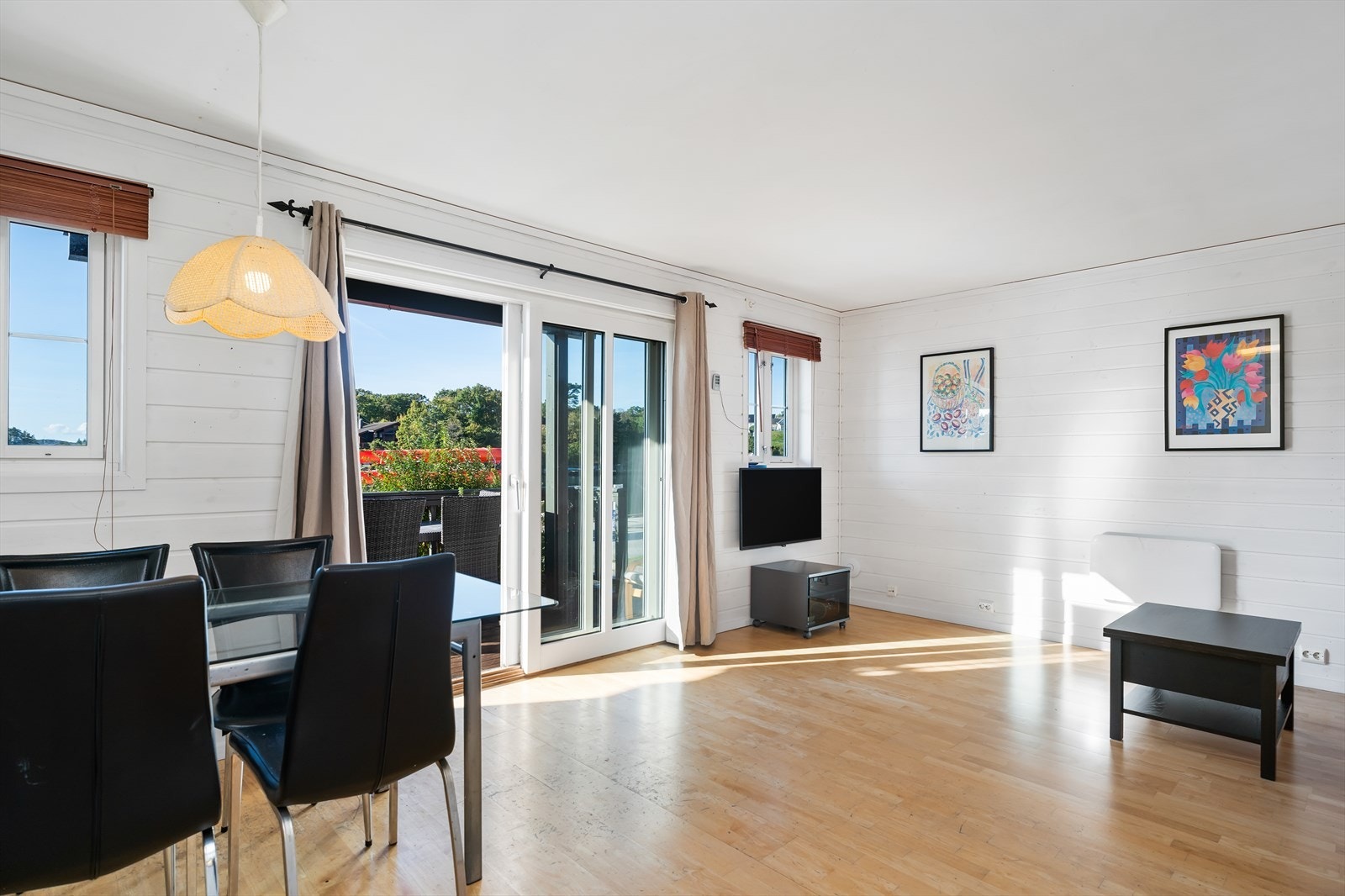 Vinduer og stor skyvedør gir rikelig med naturlig dagslys. Galleribilde