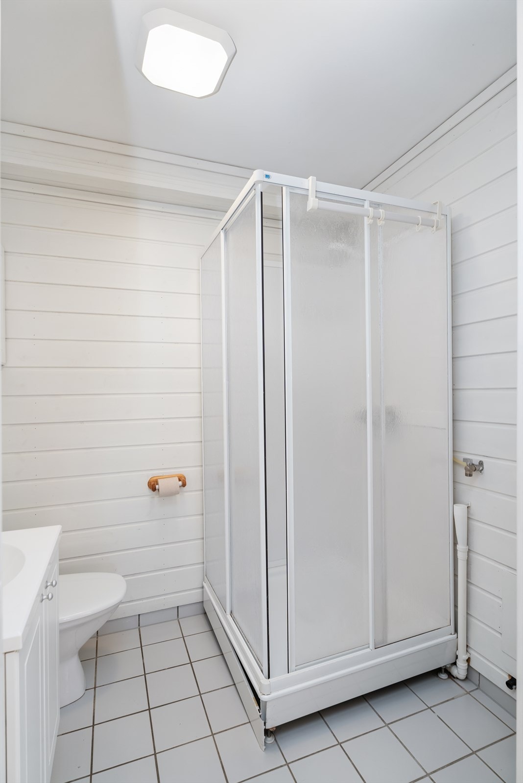 På badet er det også opplegg for vaskemaskin hvis man ønsker egen vaskemaskin. Ellers kan man bruke felles vaskemaskiner som er tilgjengelig. Galleribilde