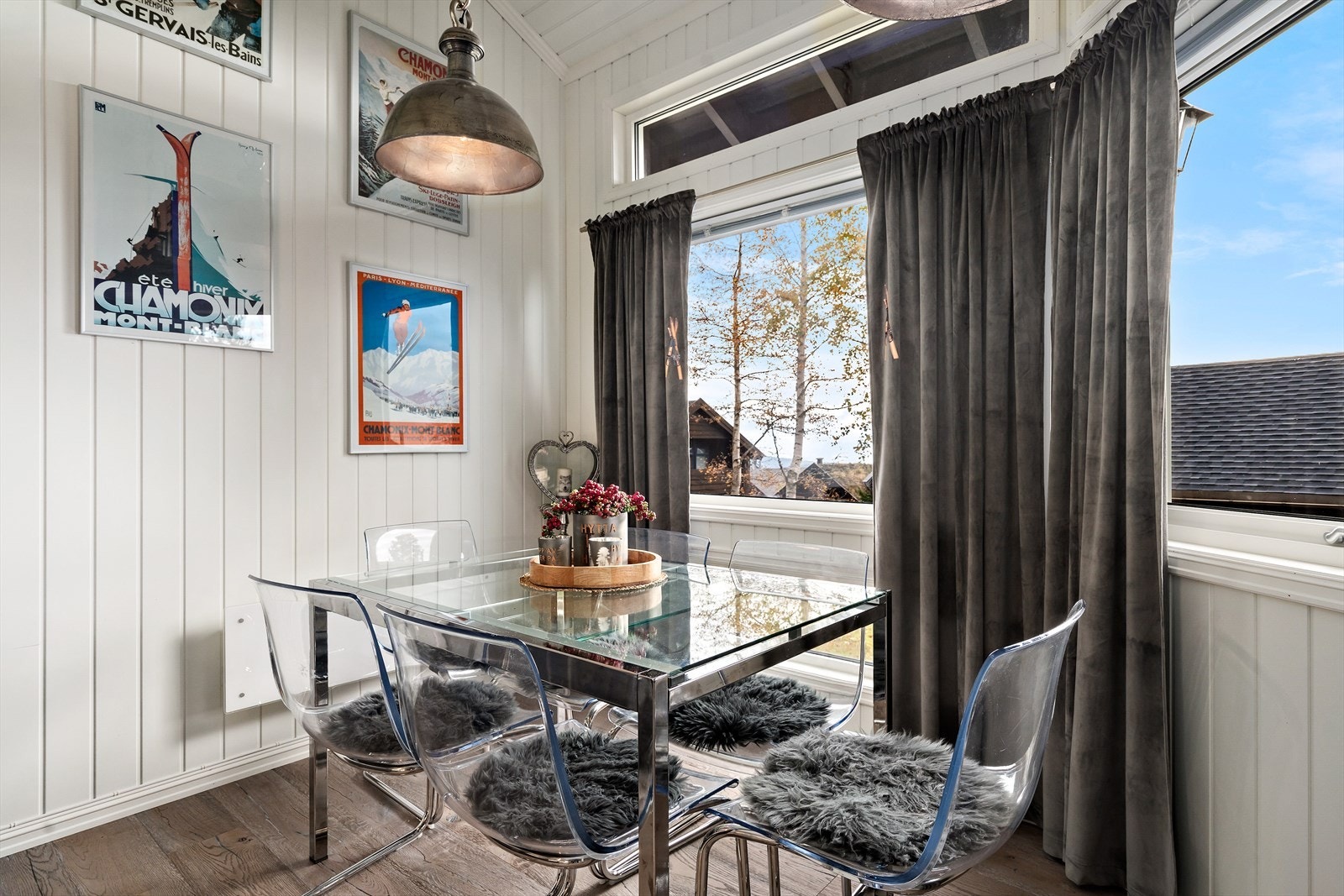 Lys og trivelig spisestue med store vindusflater Galleribilde