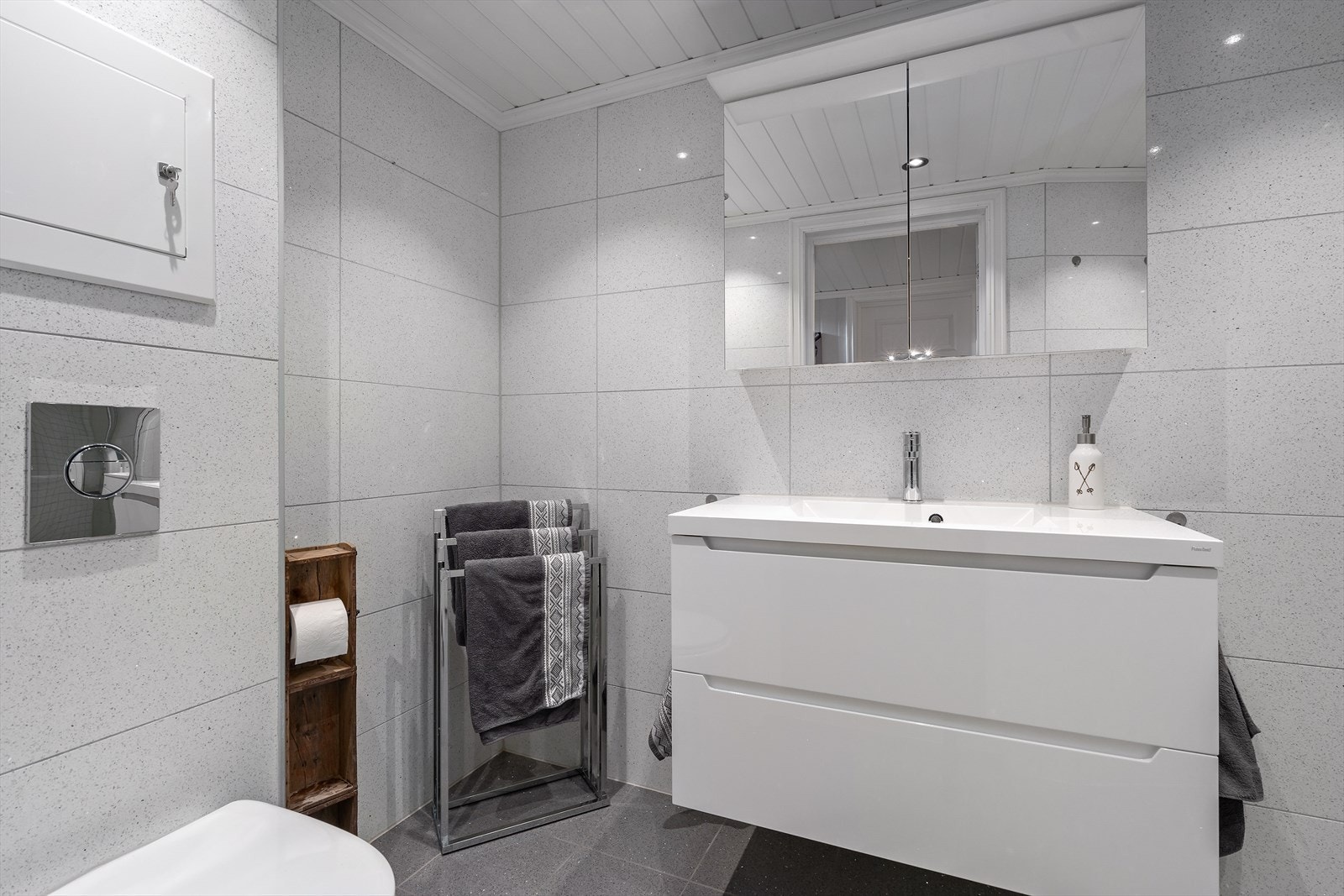 Flislagt bad med elektriske varmekabler i gulv Galleribilde