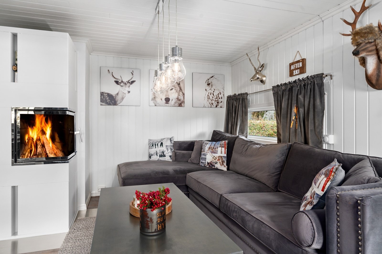 Innbydende stue med vedfyrt peis - en perfekt samlingsplass etter en dag ute i alpinanlegget! Galleribilde