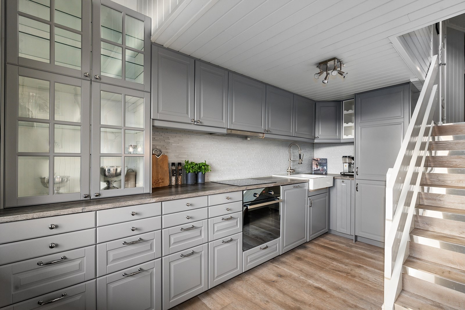 Kjøkkenet har innredning med profilerte fronter og benkeplate i laminat. Galleribilde