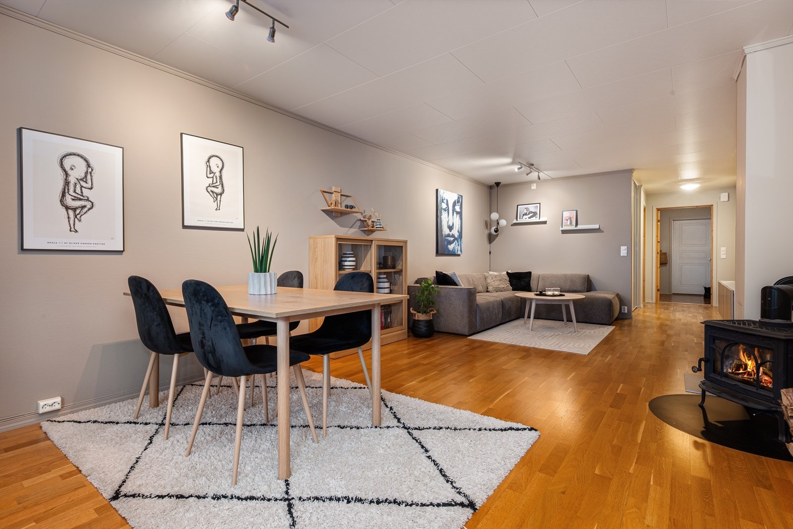 Åpen og luftig planløsning med naturlige soner for både sofakrok og spiseplass. Galleribilde