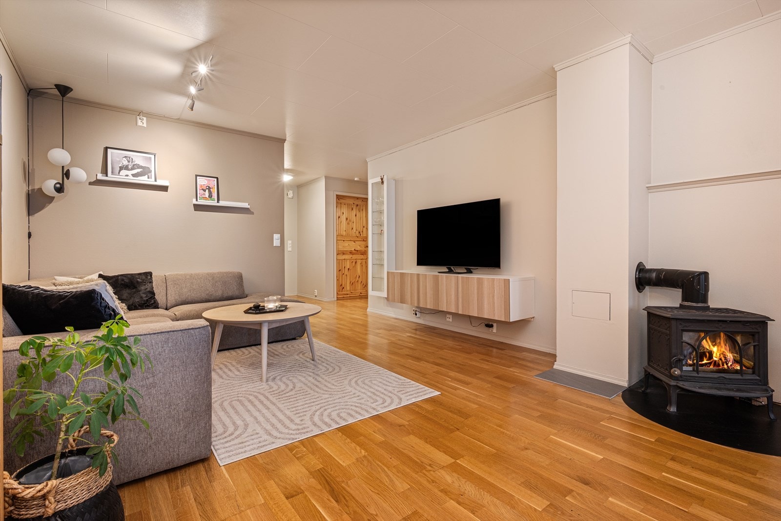 Stuen kan lett møbleres med en stor sofagruppe og tv-løsning. Galleribilde