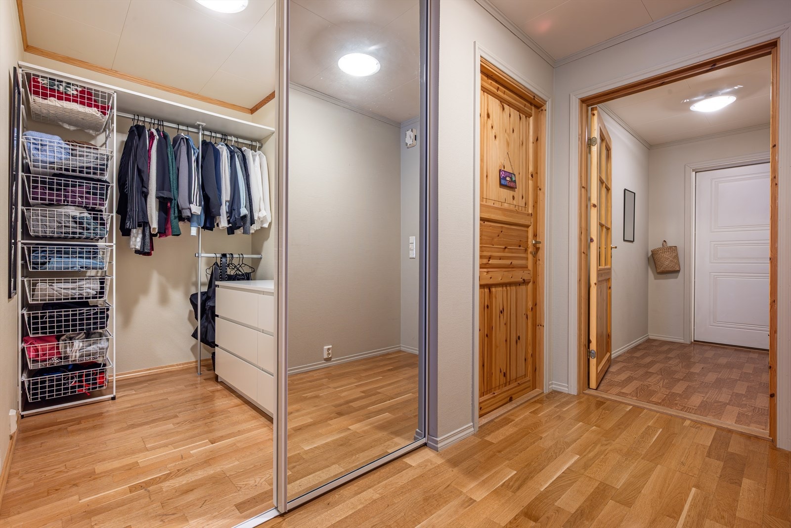 Gang med skyvedør inn til stort og praktisk garderoberom. Galleribilde