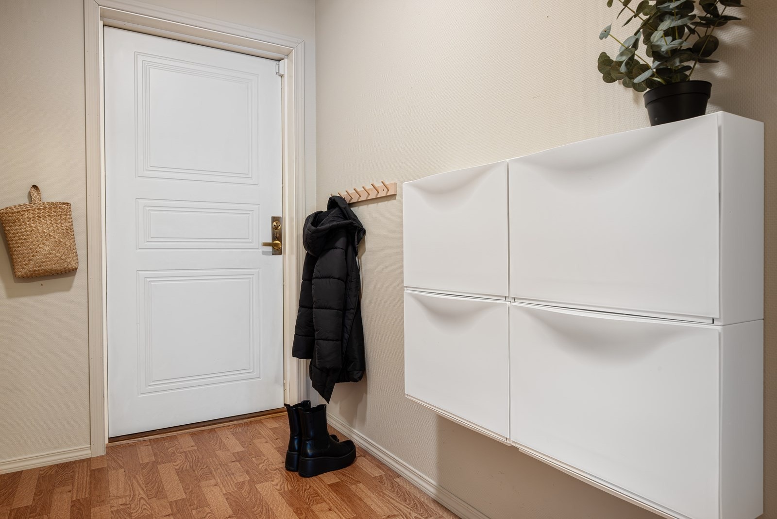 En lysmalt entré ønsker deg velkommen inn i leiligheten. Galleribilde