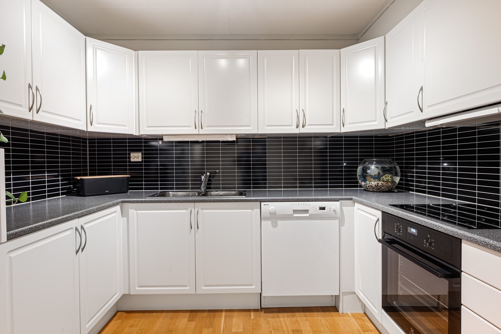 Kjøkkenet har god oppbevaringsplass. Galleribilde