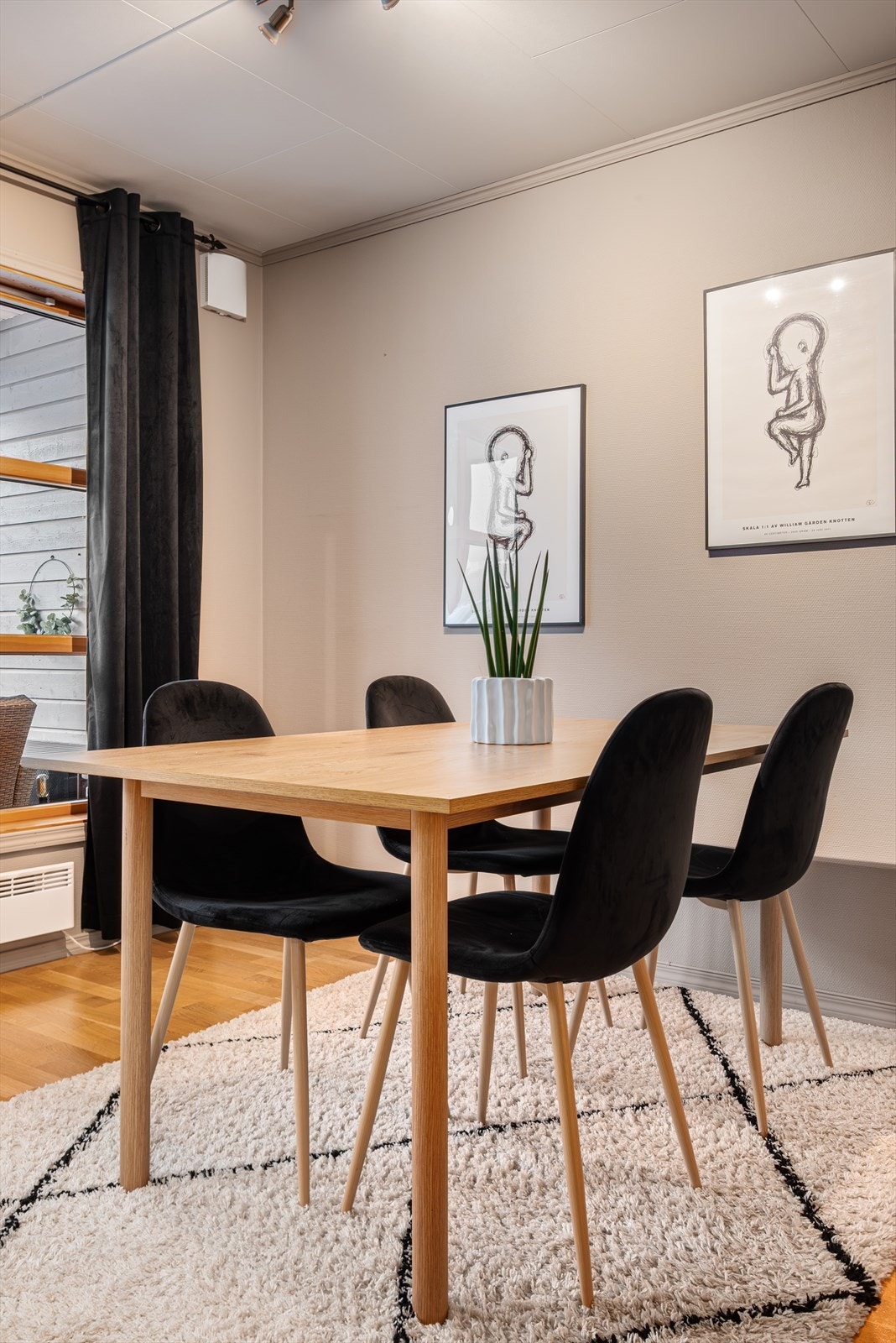 Det er plass til spisebord i nær tilknytning til kjøkkenet. Galleribilde