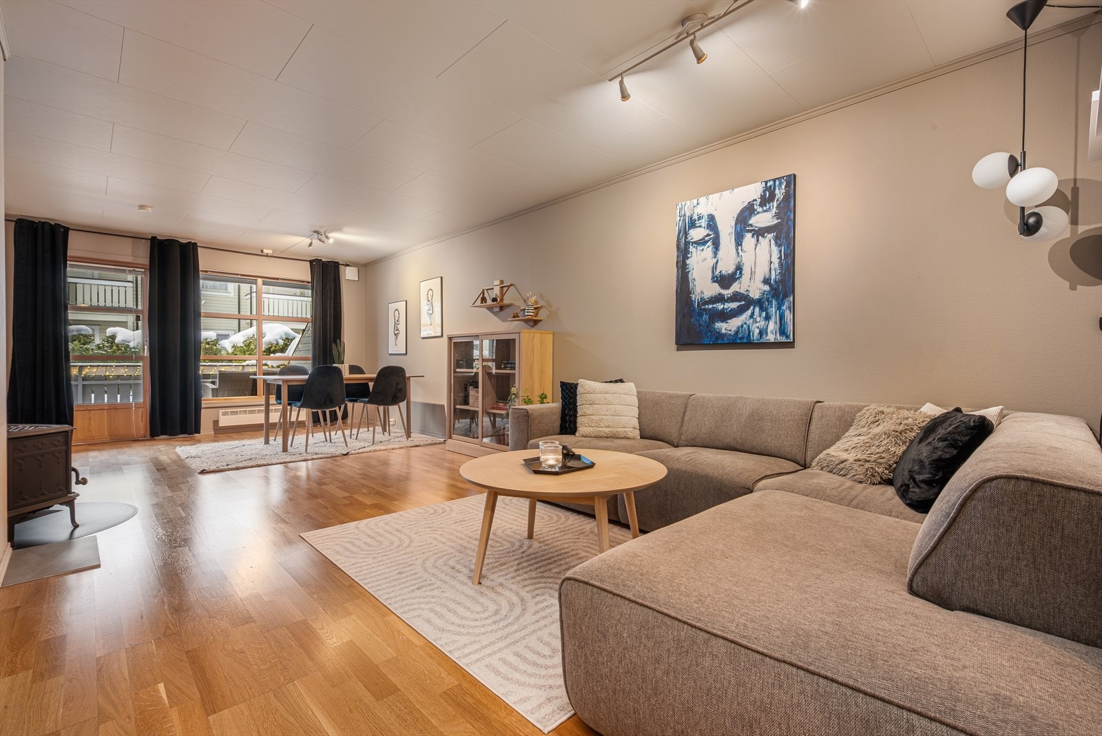 Romslig stue malt i delikate farger. Galleribilde