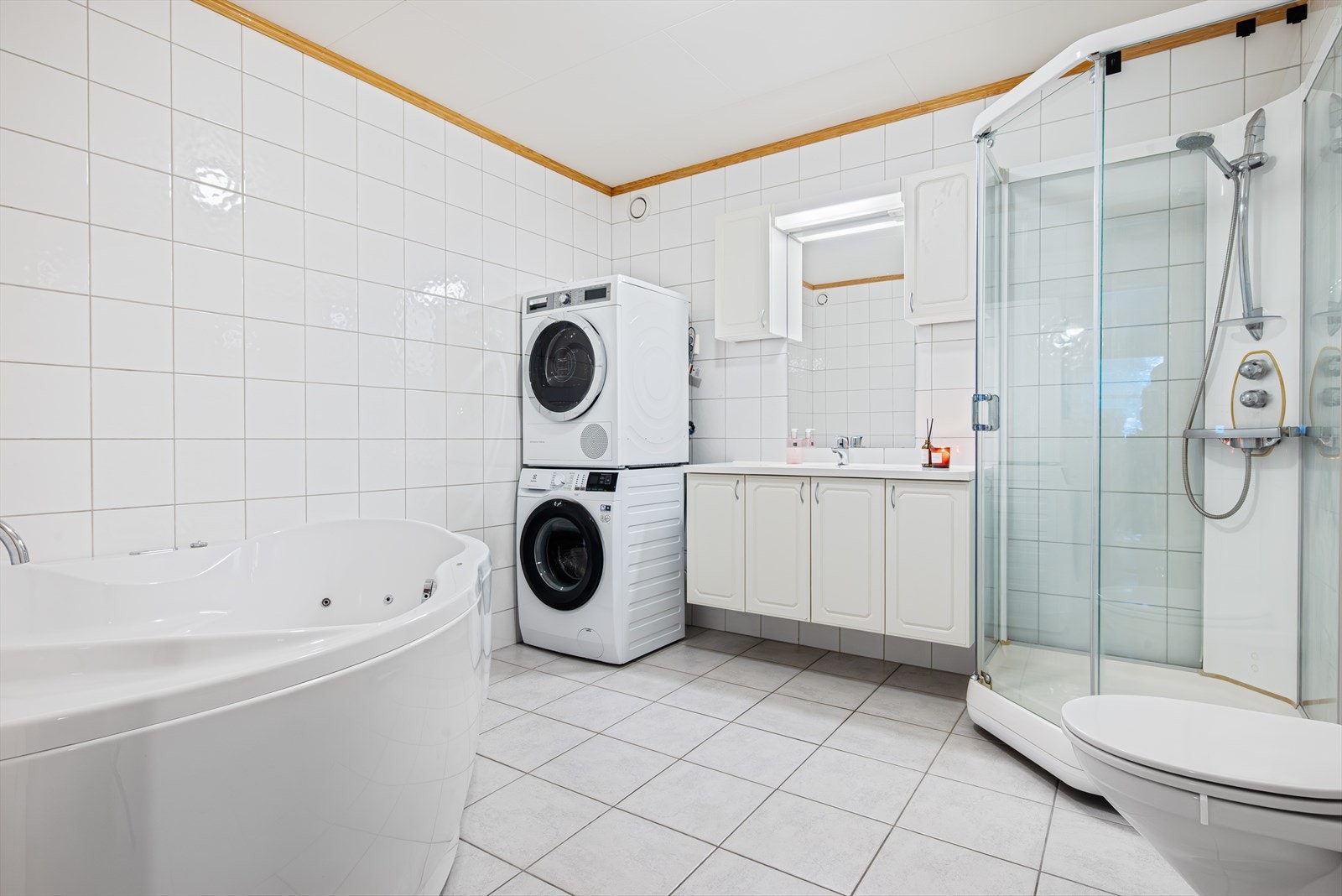 Badet er innredet med vegghengt toalett og baderomsinnredning - med god plass til vaskemaskin og evt. tørketrommel. Galleribilde