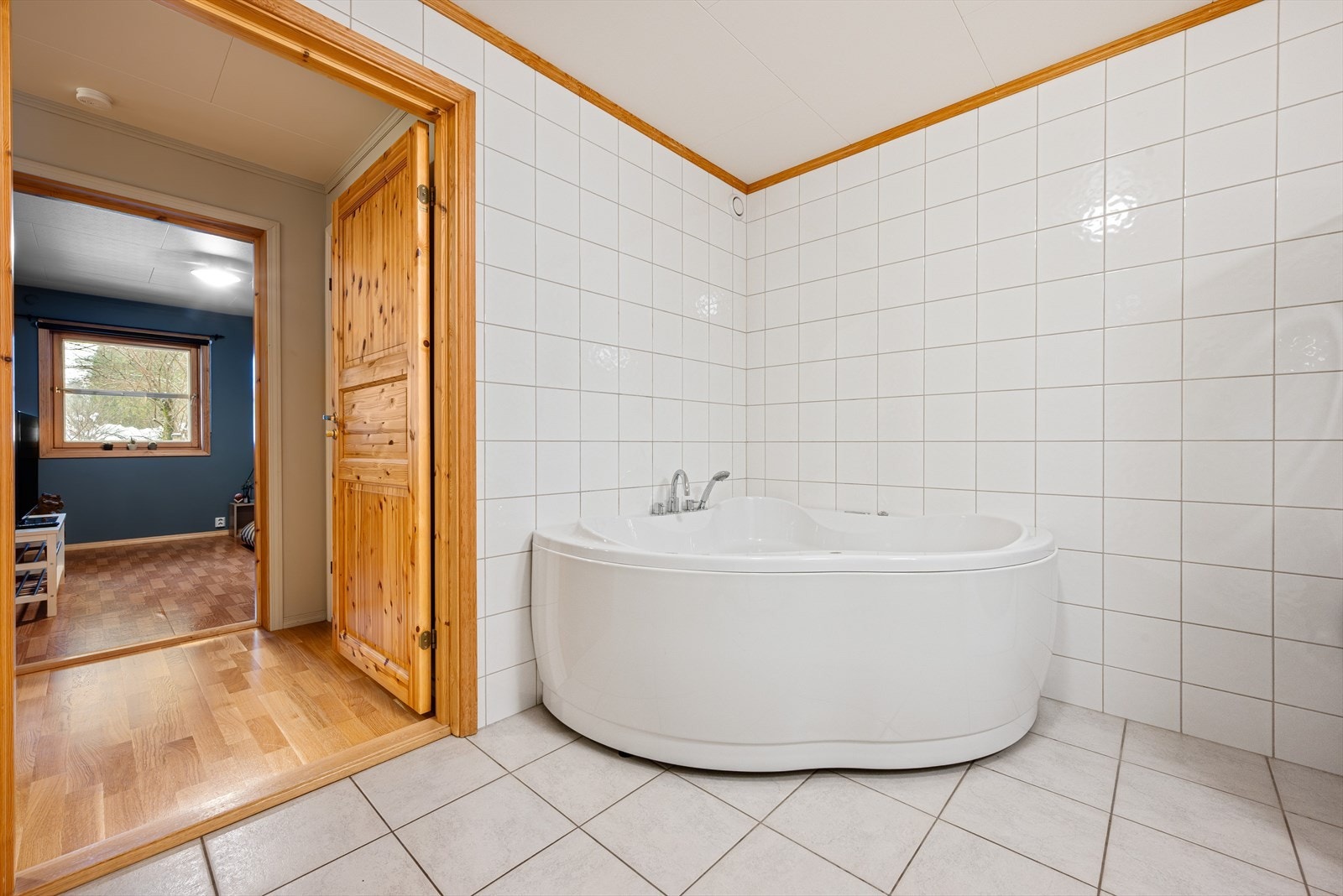 Badet ligger praktisk plassert i leiligheten. Galleribilde