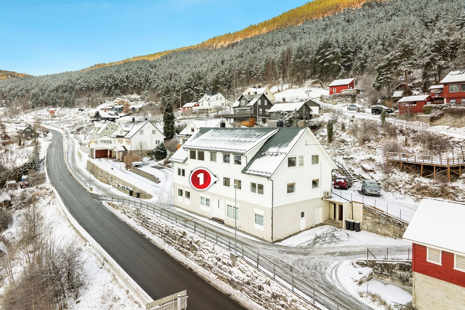 Leilegheita ligg i høg 1. etasje med gode solforhold og parkering like ved inngang. Galleribilde