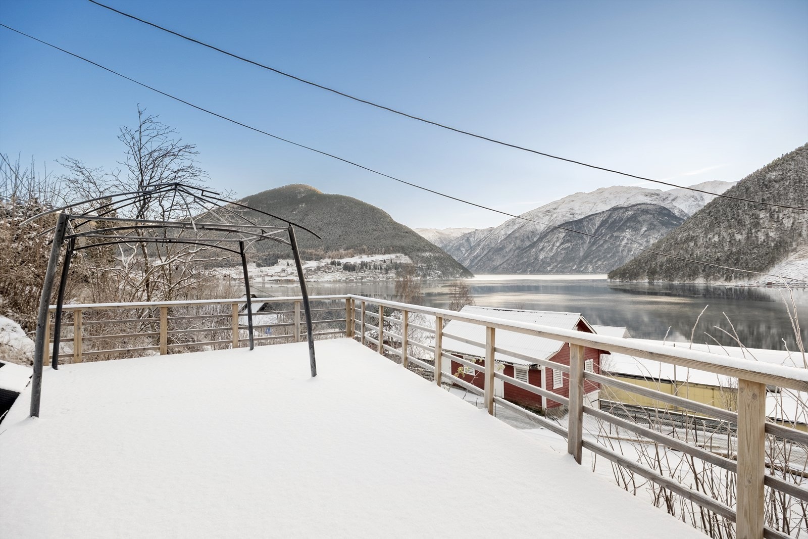 Stor felles terrasse for sameiget, med nydeleg utsikt over fjorden og gode solforhold i sommerhalvåret. Galleribilde