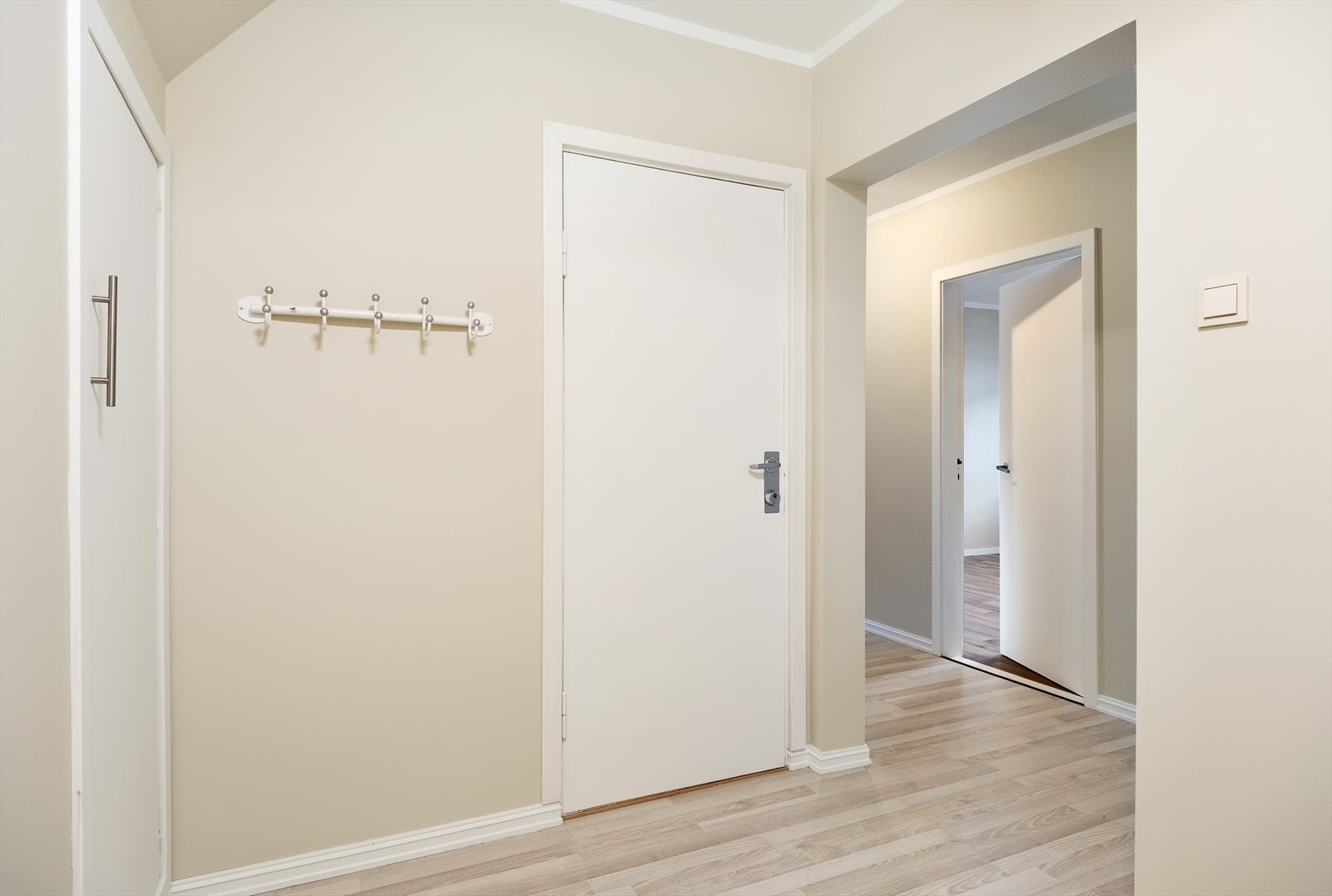 Velkommen inn! Leilegheita har gjennomgåande lyse slette overflater, dei fleste nymåla i 2025. Galleribilde