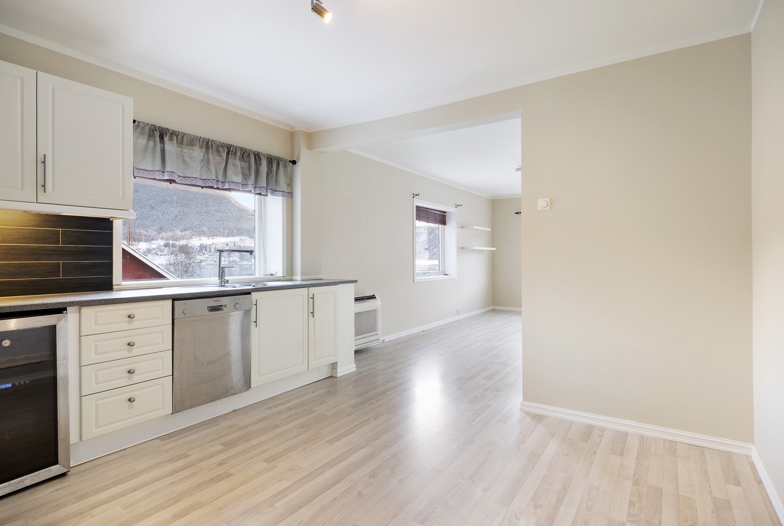 Kjøkenet har kvitevarer inkludert vinkjøler som føl salet. God plass til spisebord i naturleg tilknytning til kjøkendelen. Galleribilde