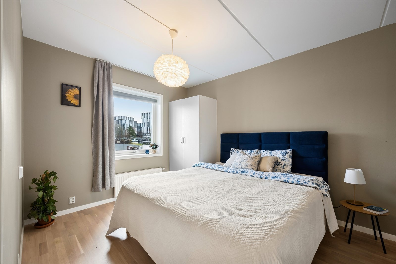 Romslig soverom med god plass til dobbeltseng og garderobeløsninger. Galleribilde