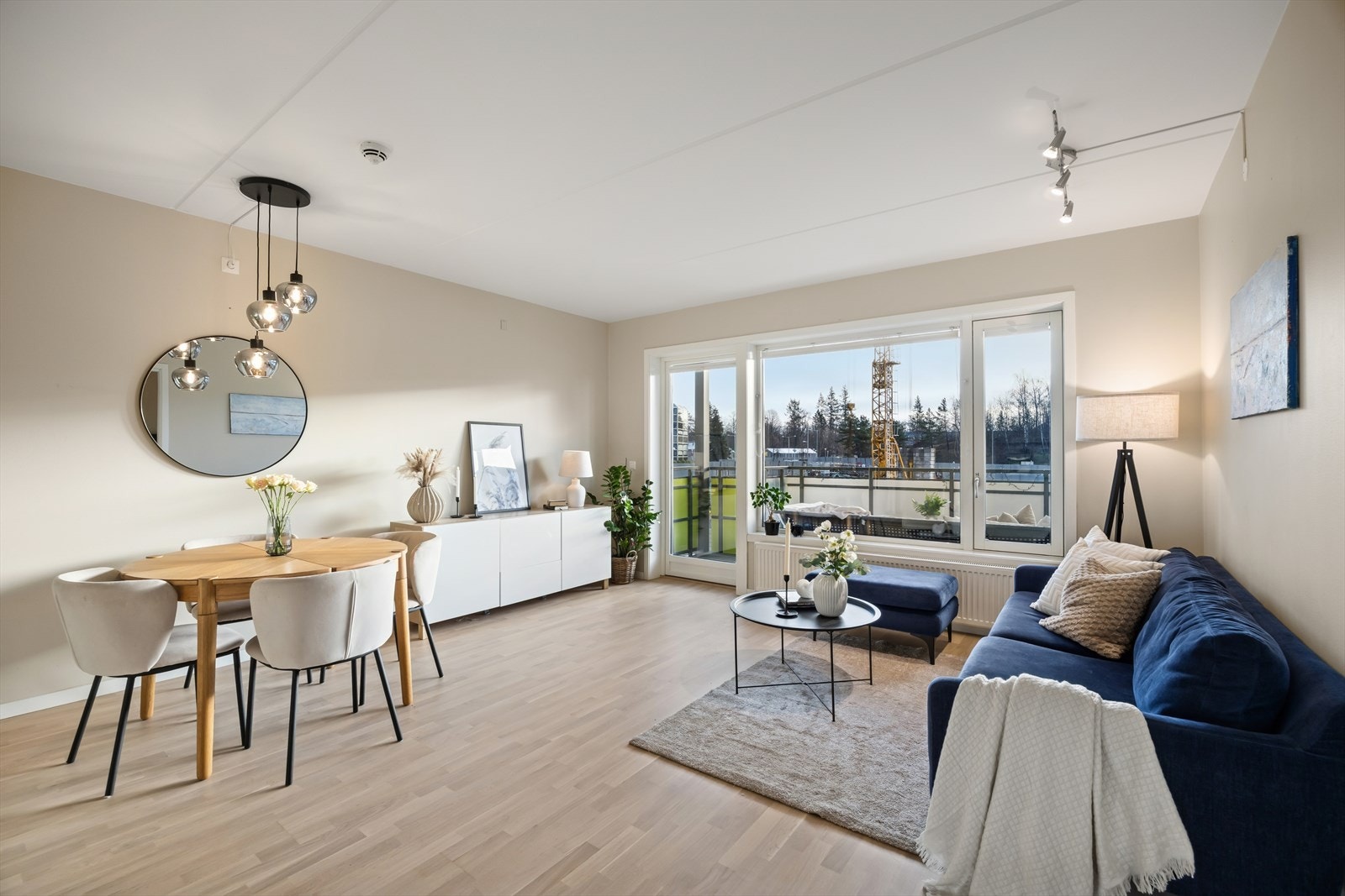 Åpen og innbydende stue med spiseplass og direkte utgang til romslig balkong på ca. 11 m. Galleribilde