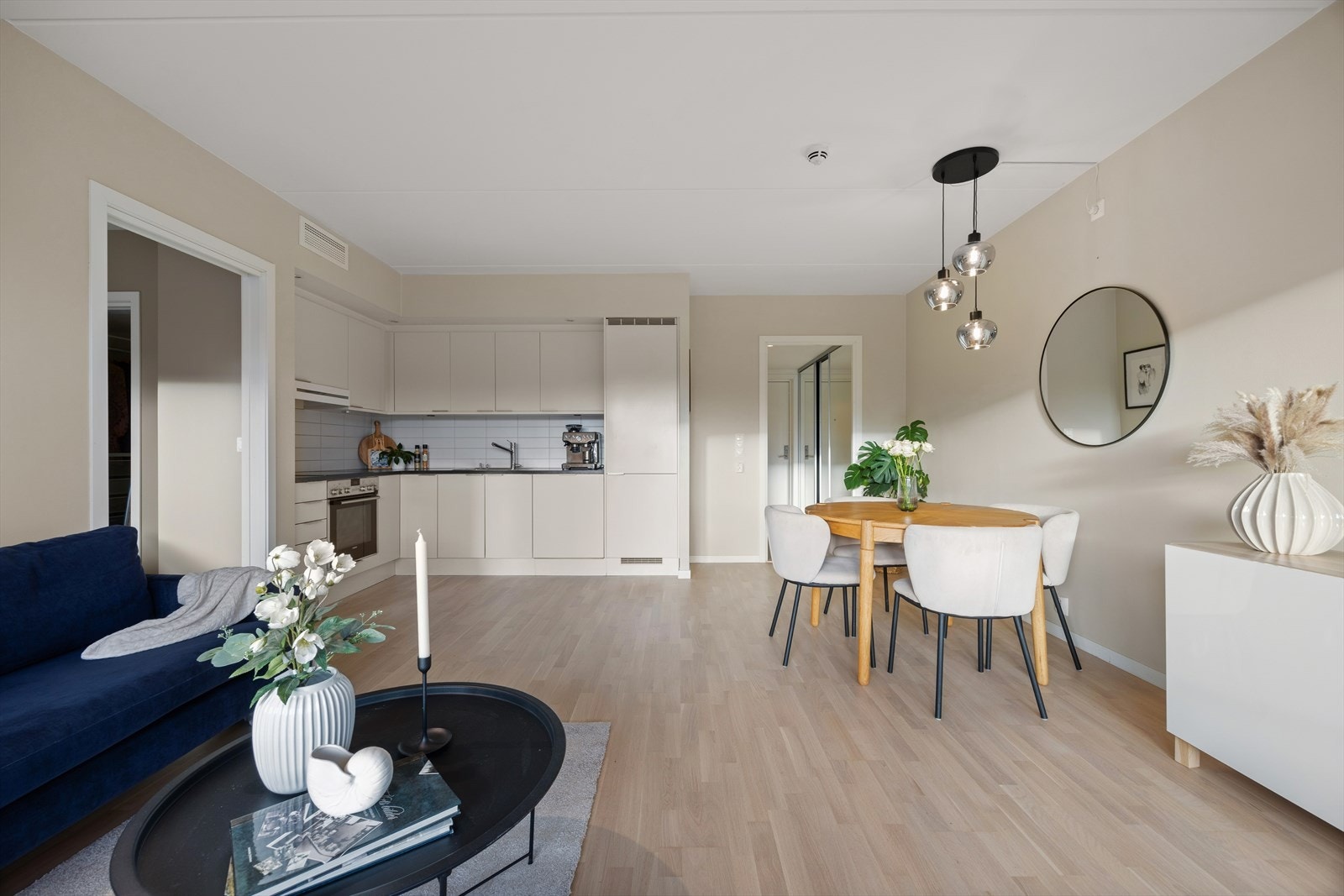 Åpen stue og kjøkkenløsning- et perfekt allrom, praktisk inndelt i soner for TV-stue, spiseplass og kjøkken. Galleribilde