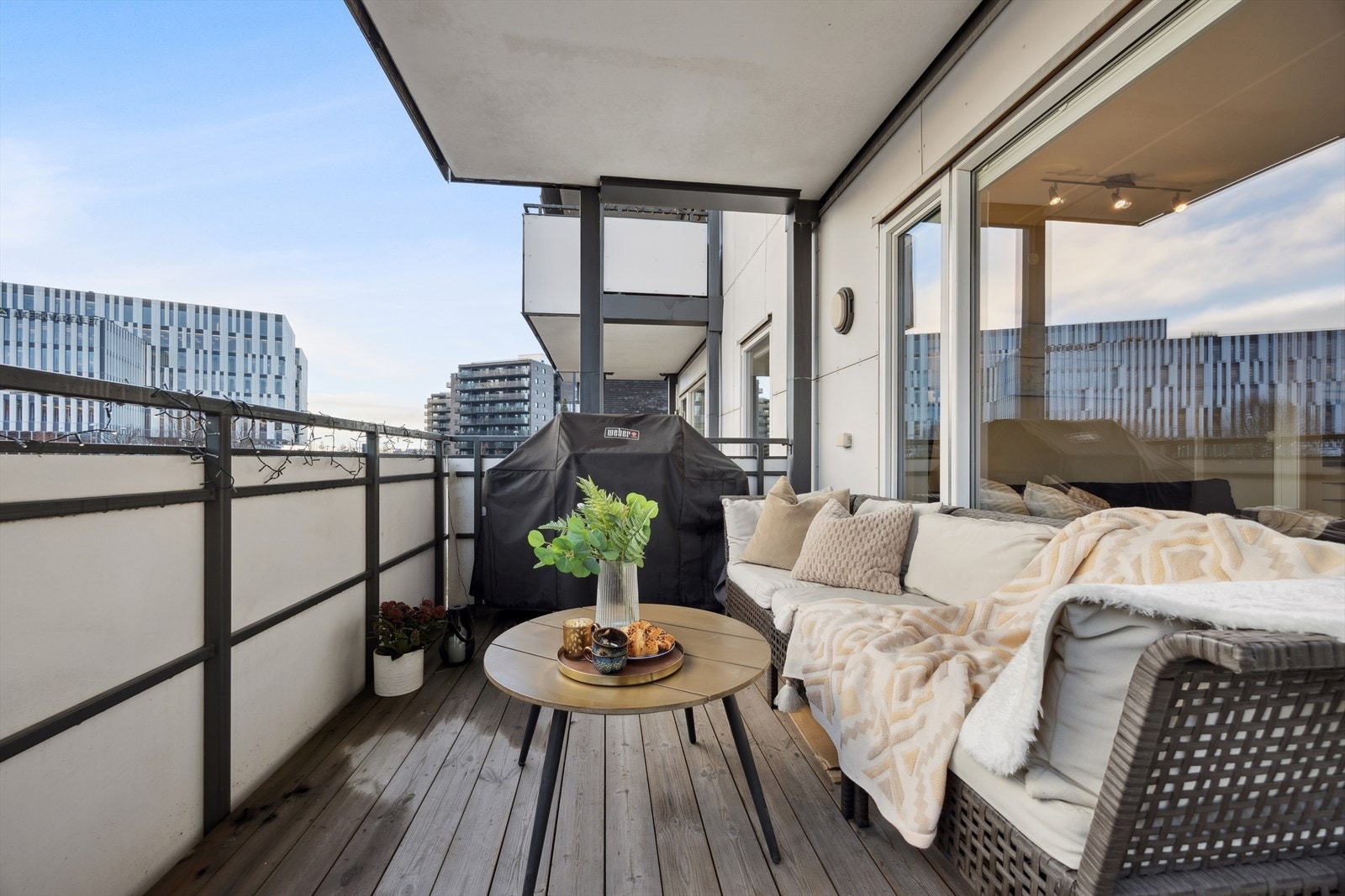 Sydvendt, overbygget balkong på ca. 11 m² - perfekt for hyggelige utestunder og grilling. Galleribilde