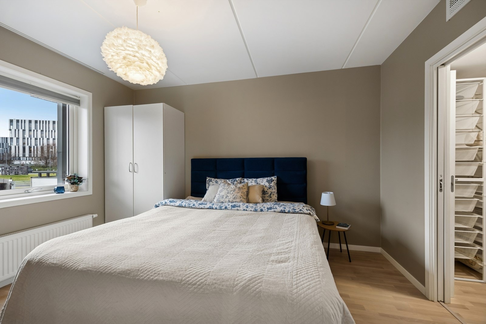 Legg merke til soverommets ensuite walk-in garderobe i tillegg til de store garderobeskapene! Her får du virkelig plass til det meste! Galleribilde