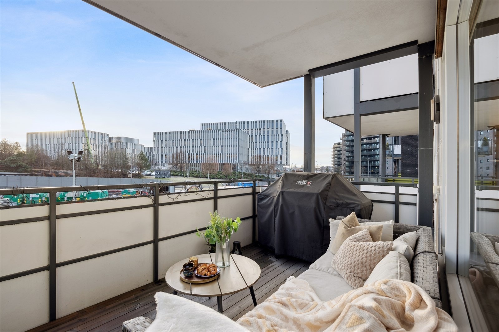 Innredet som en hyggelig uteplass med god sittekomfort - et naturlig samlingspunkt ute. Galleribilde