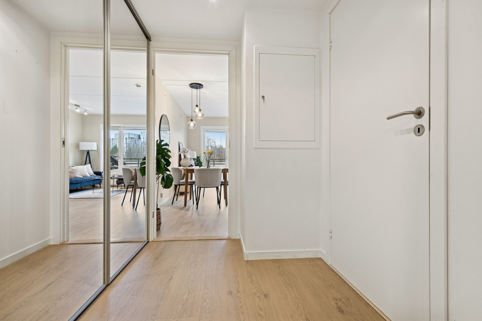 Velkommen inn! Romslig entré med plassbygd skyvedørsgarderobe og nyere laminatgulv, med adkomst videre til bad og stue. Galleribilde