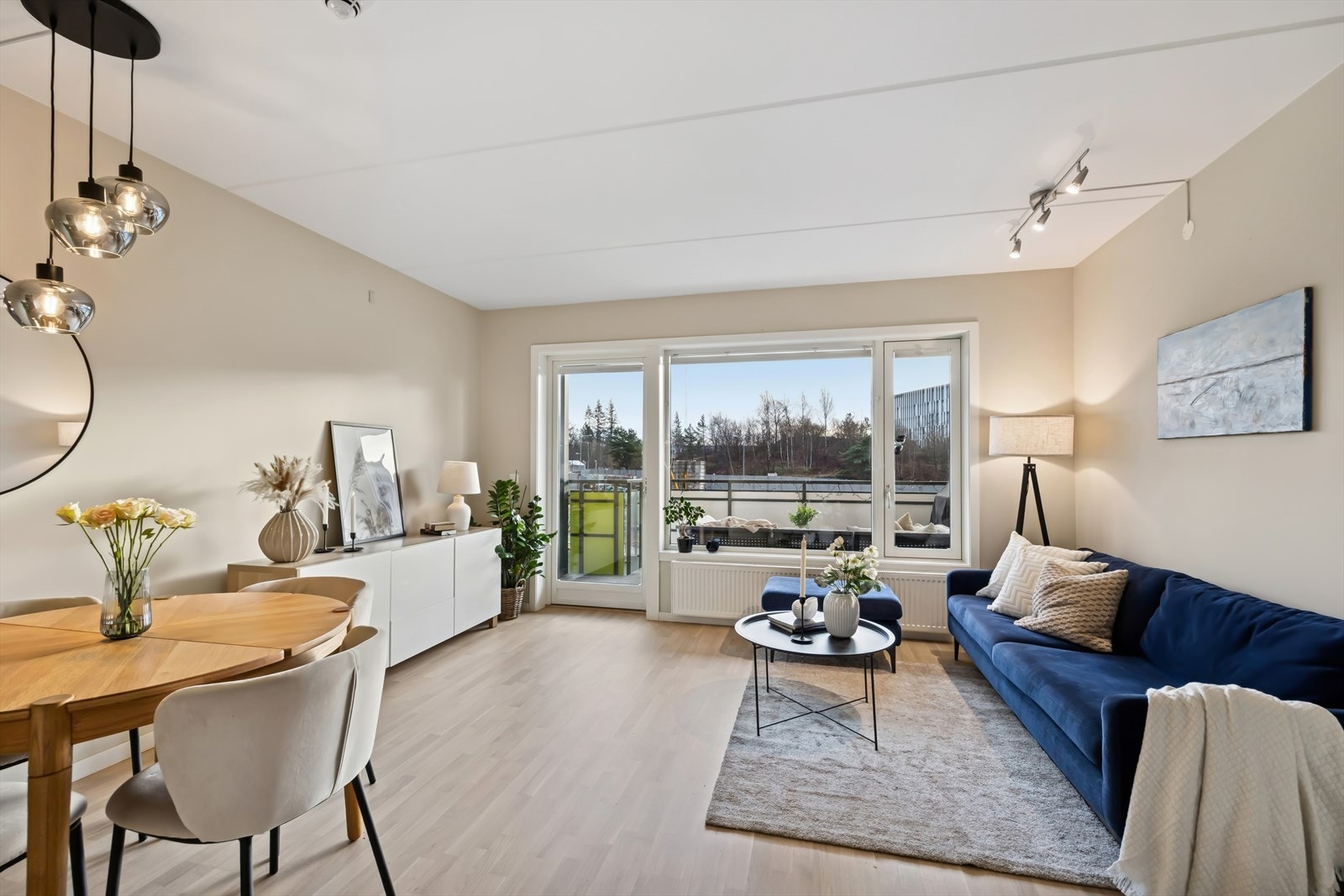 Sosial planløsning der kjøkken, stue og spiseplass henger naturlig sammen. Galleribilde