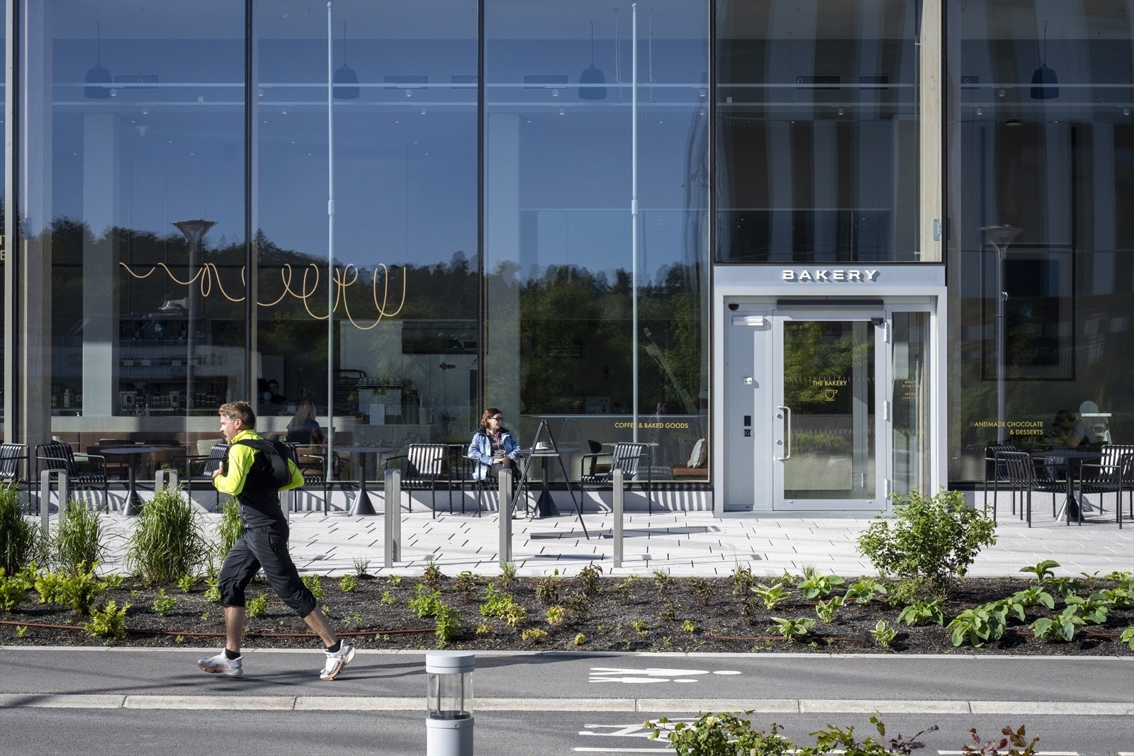 Bakery på Fornebu. Sjarmerende bakeri med hyggelig uteservering. Galleribilde