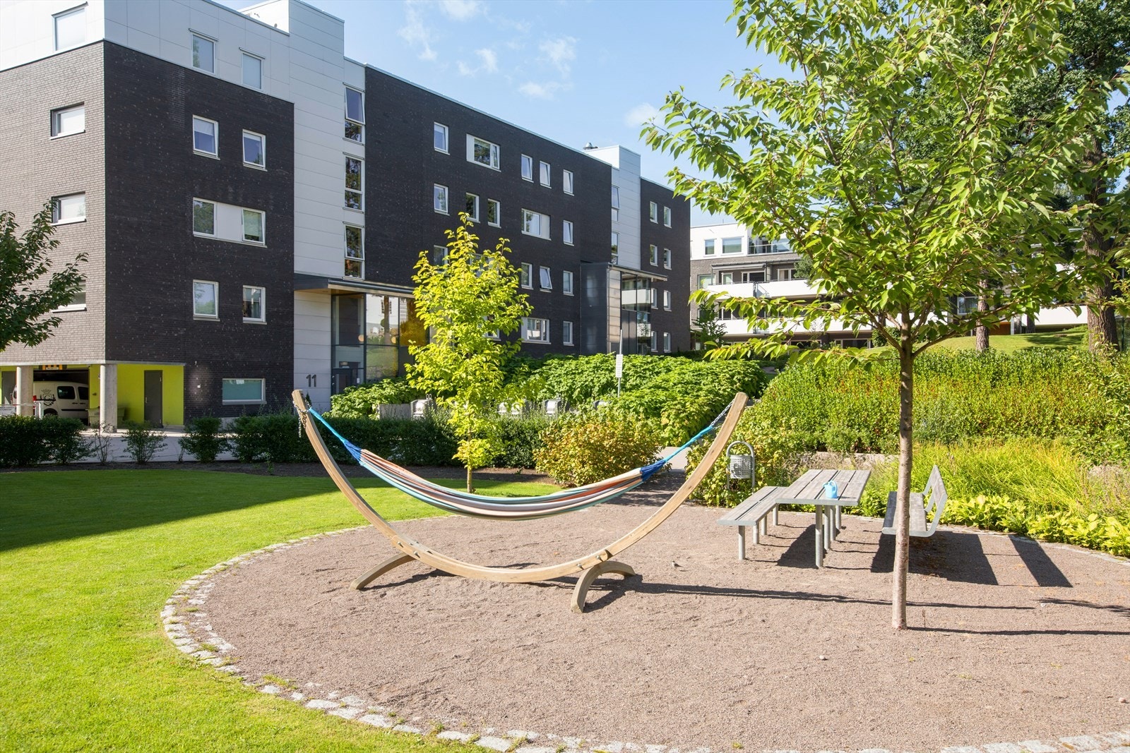 Sameiet har en nydelig bakgård med lekeapparater, gressmatter og rekreasjonsområder. Galleribilde