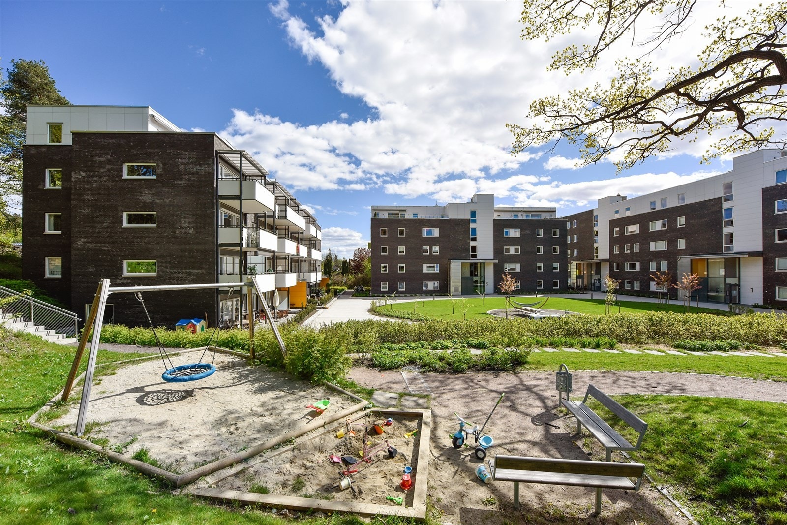 Lek og morro rett utenfor døren. Galleribilde