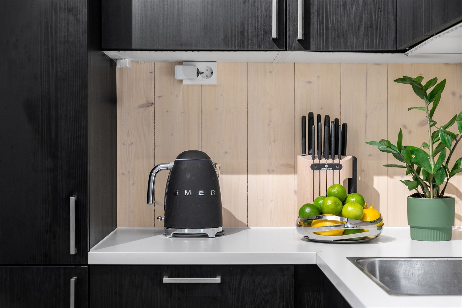 Det er godt med oppbevaringsplass i skuffer og skap som gjør det enkelt å holde orden. Legg merke til de gjennomtenkte elementene som gir et lunt og koselig kjøkken. Galleribilde