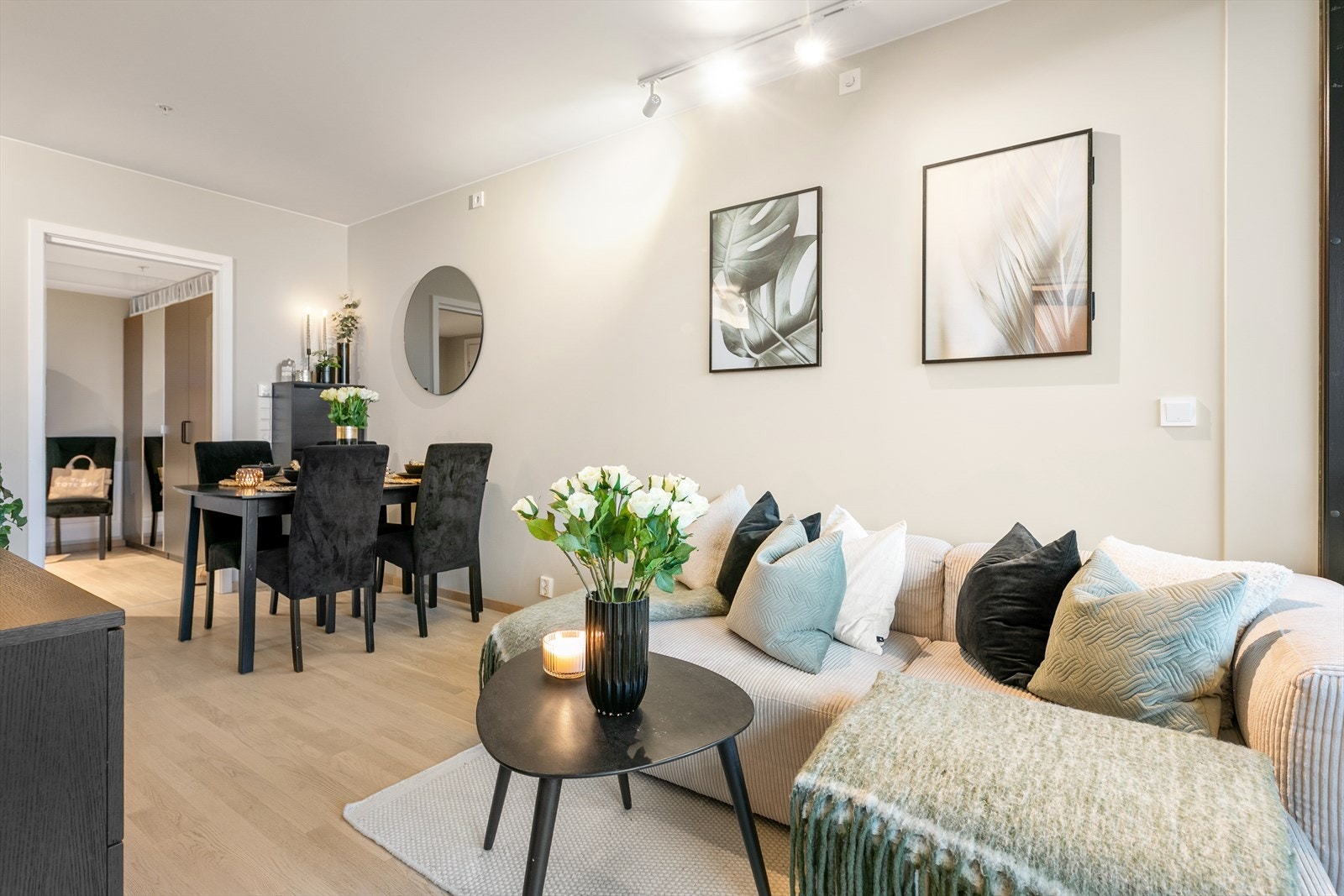 Mellom stue og kjøkken er det naturlig plass til stort spisebord. Galleribilde