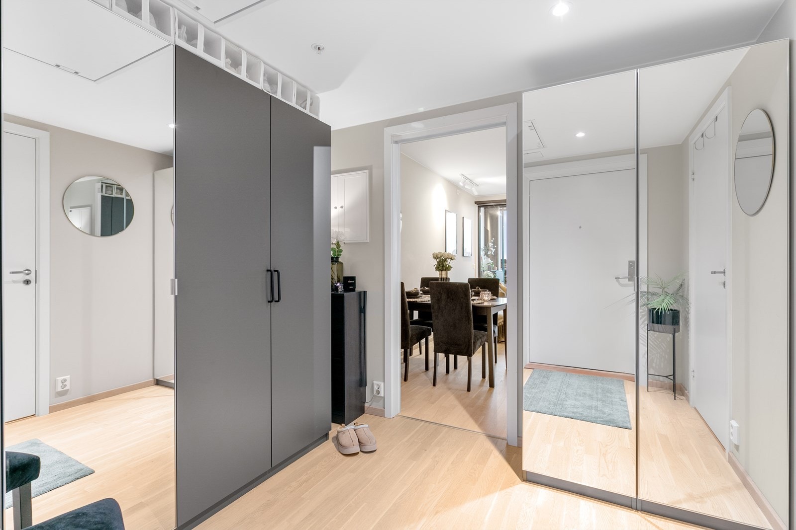 Gangen er stor med god plass til yttertøy og sko. To store garderobeskap gir rikelig med oppbevaringsplass. Deilig, underliggende gulvvarme sikrer en lun og hyggelig velkomst. Galleribilde