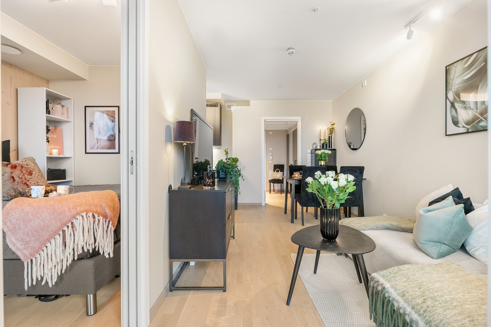 Fra stuen (og kjøkken) er det adkomst til boligen innbydende soverom. Galleribilde