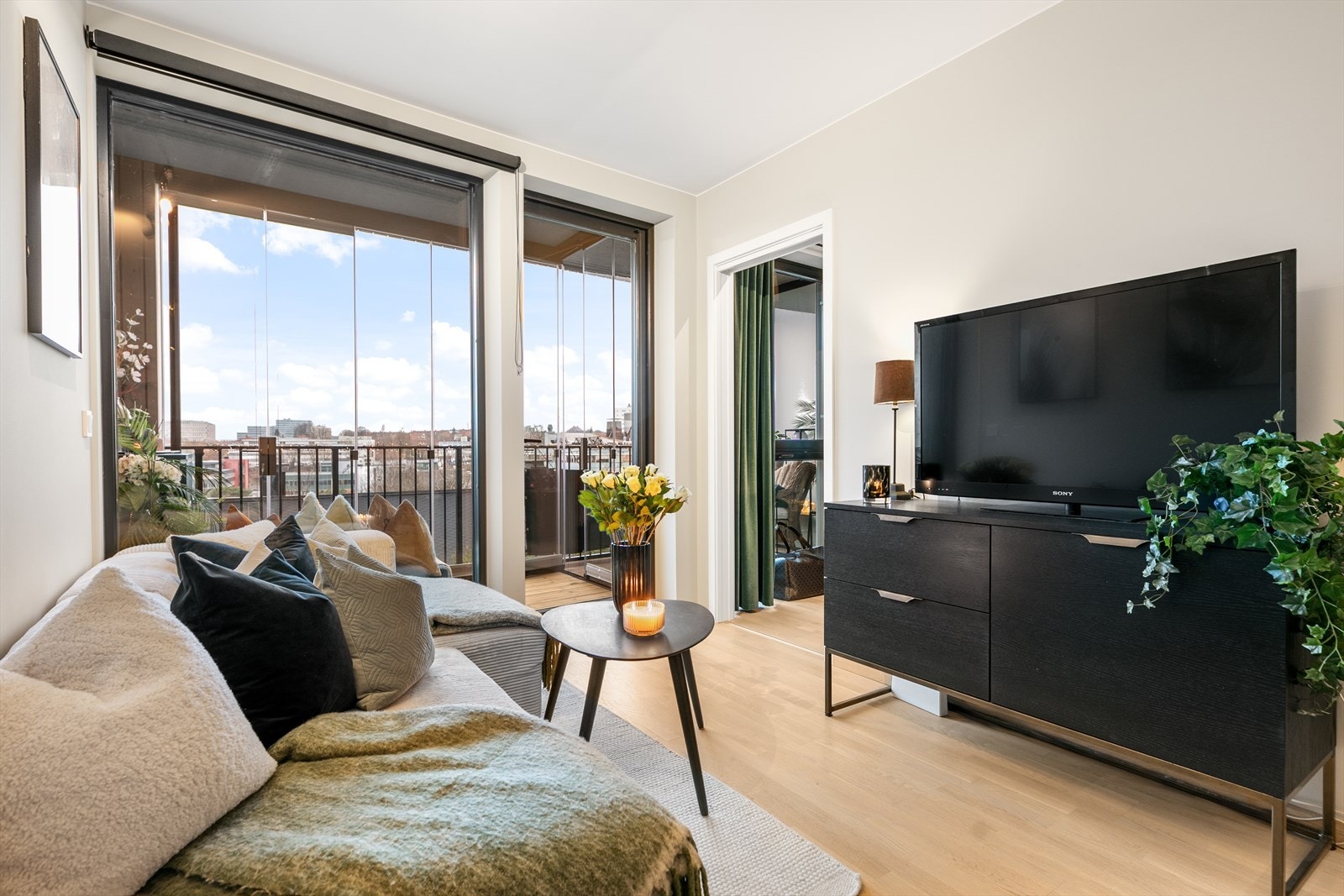 I stuen er det plass til sofagruppe, bord og TV benk. Her ligger alt til rette for rolige kvelder med film, eller større, sosiale sammenkomster. Galleribilde