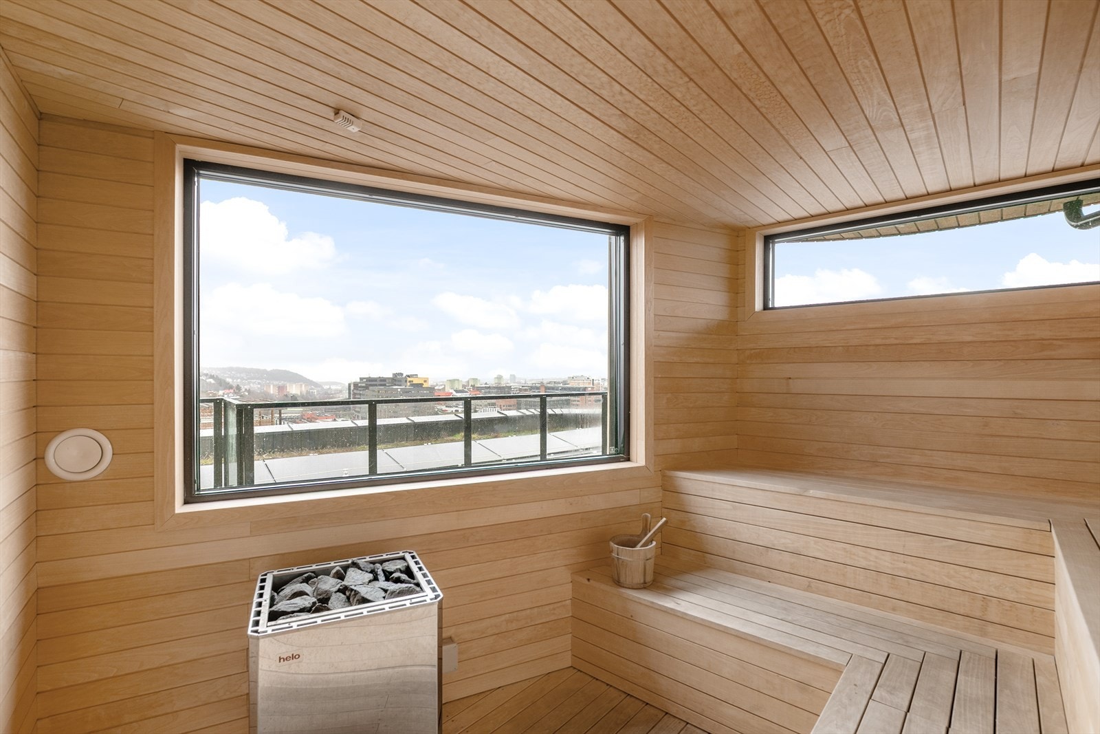 Fra en takterrasse er det også adkomst til borettslagets egne sauna. Her kan man booke tid og nyte varme og utsikt. Galleribilde