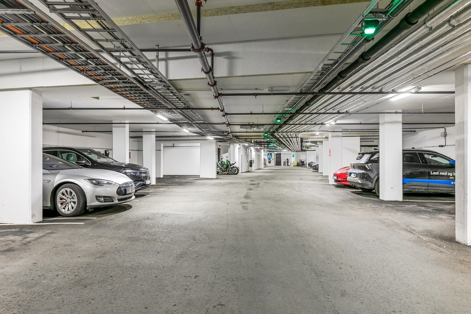 Garasjeanlegg i underetasjen i bygget. Her er det gjesteparkering, samt mulighet for å leie egen p-plass etter venteliste. Galleribilde