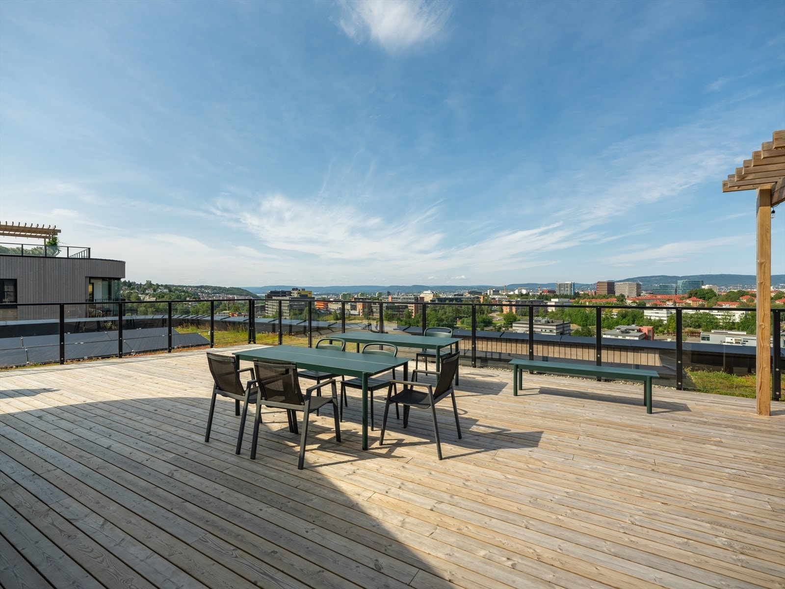Takterrassene er vel utstyrt med sittegrupper, grill mm. Galleribilde