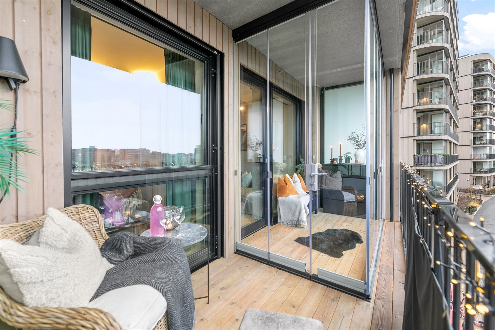 Deler av balkongen er innglasset, noe som gjør det mulig å benytte balkongen som er ekstra rom store deler av året. Galleribilde