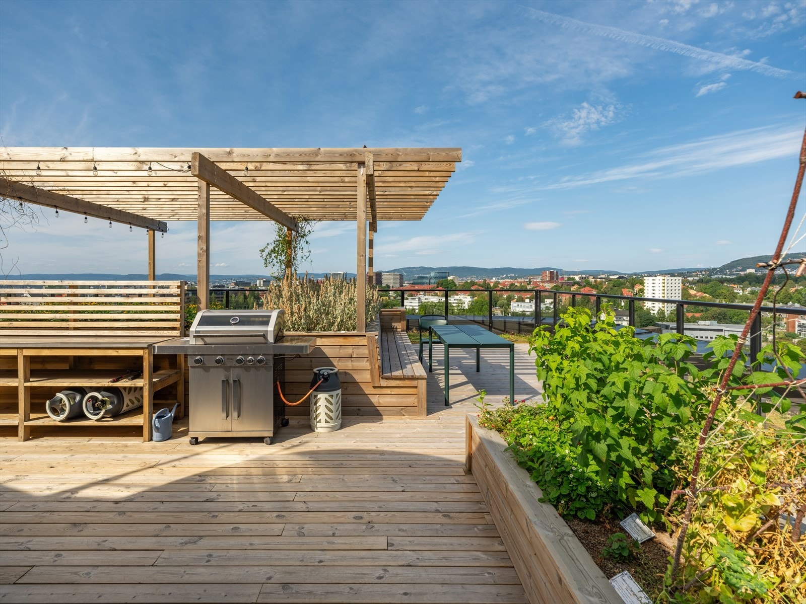 Borettslaget har hele 4 takterrasser tilgjengelig for sine beboere. Her kan det nytes sol og utsikt fra morgen til kveld. Galleribilde