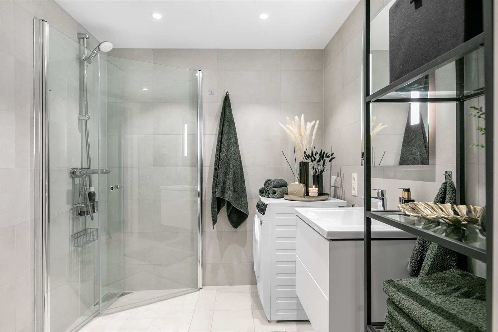 Badet er bygget i 2023, med ferdigattest fra 2024. Det er fliser på gulv med underliggende gulvvarme og fliser på veggene. Galleribilde