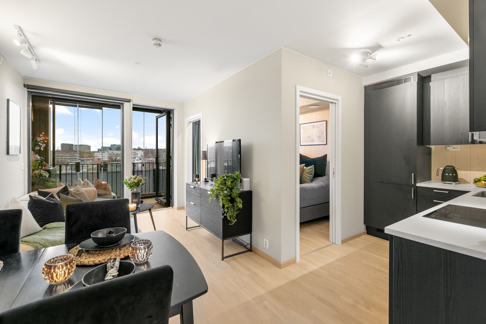 Velkommen til Fyrstikkbakken 14 F! Her får dere en lekker, stilren leilighet fra 2023 som byr på alt dere trenger. Ta med dere flyttelasset og flytt rett inn! Galleribilde