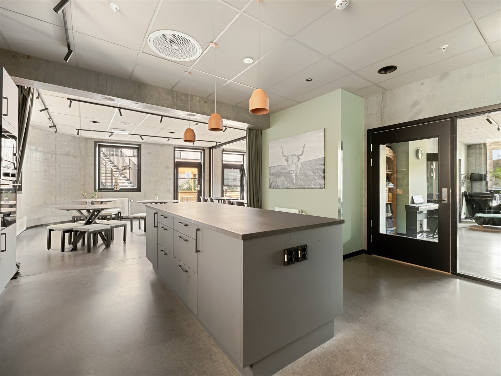 Selskapslokale med tv-stue og storkjøkken kan leies av beboerne. Galleribilde