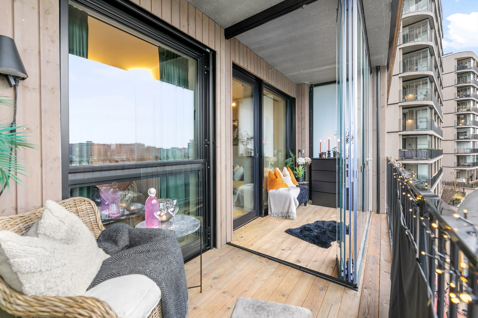 Stor, herlig balkong som er delvis innglasset. Her kan varme dager tilbringes i hyggelige omgivelser. Galleribilde