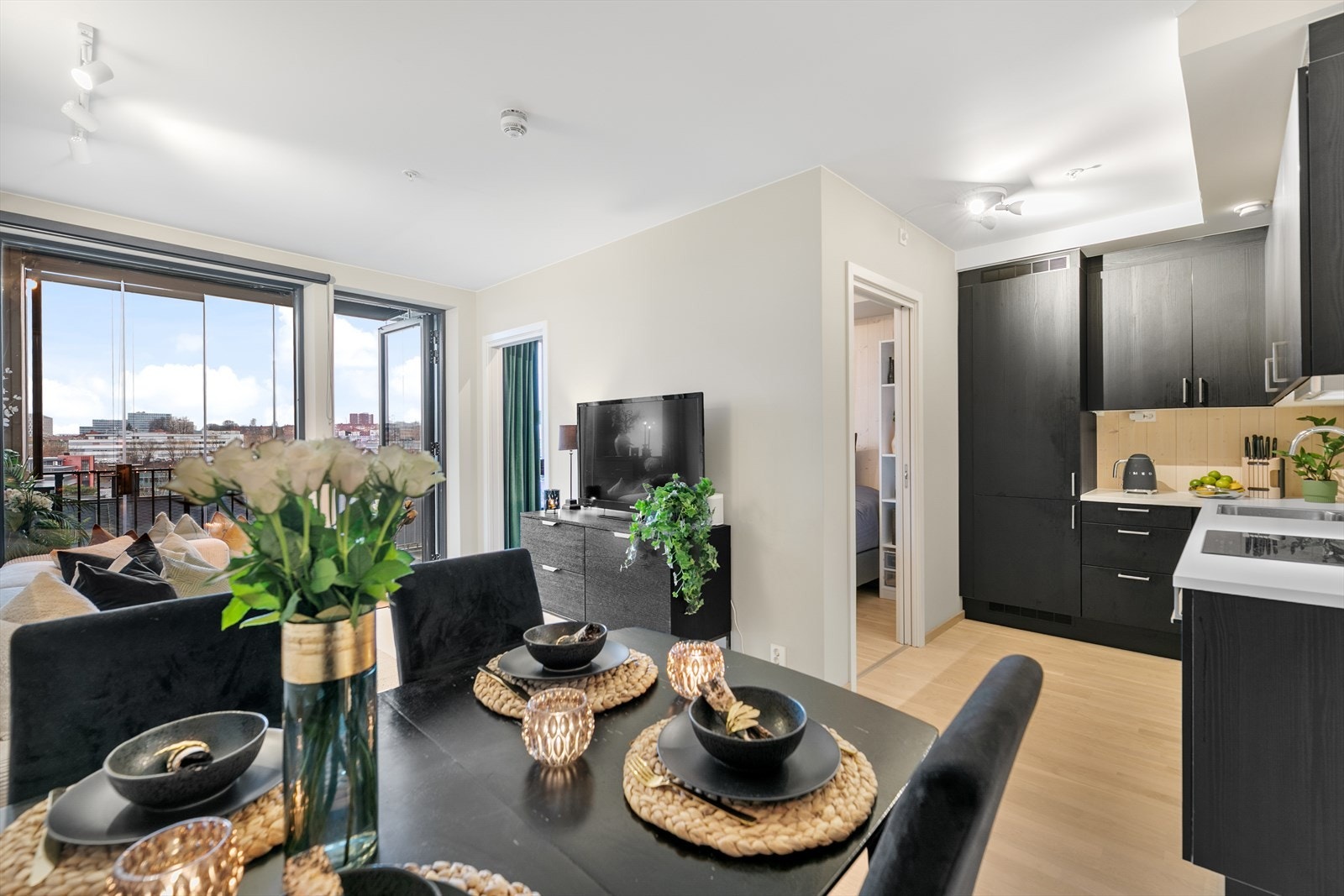 Med kort vei fra kjøkkenet til spiseplassen, er det enkelt å servere gjester. Galleribilde