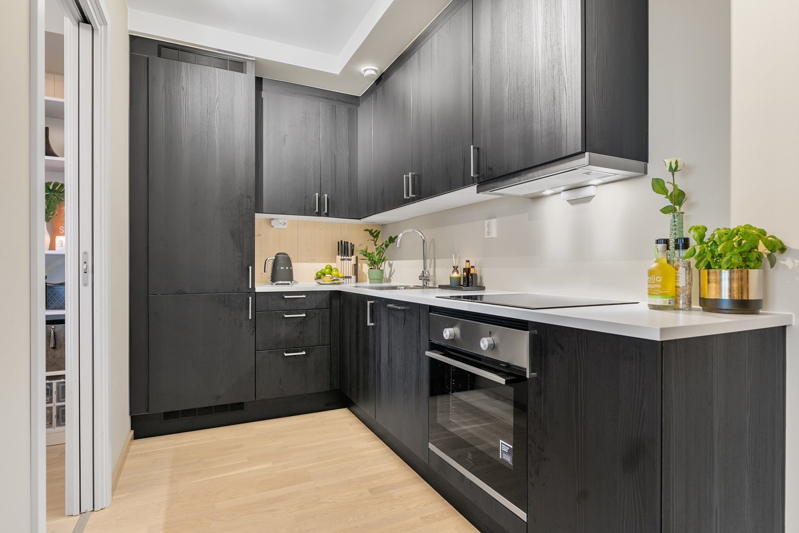 Av hvitevarer følger komfyr, induksjonplatetopp, oppvaskmaskin og kjøl/fryseskap som er integrert i innredningen. Galleribilde