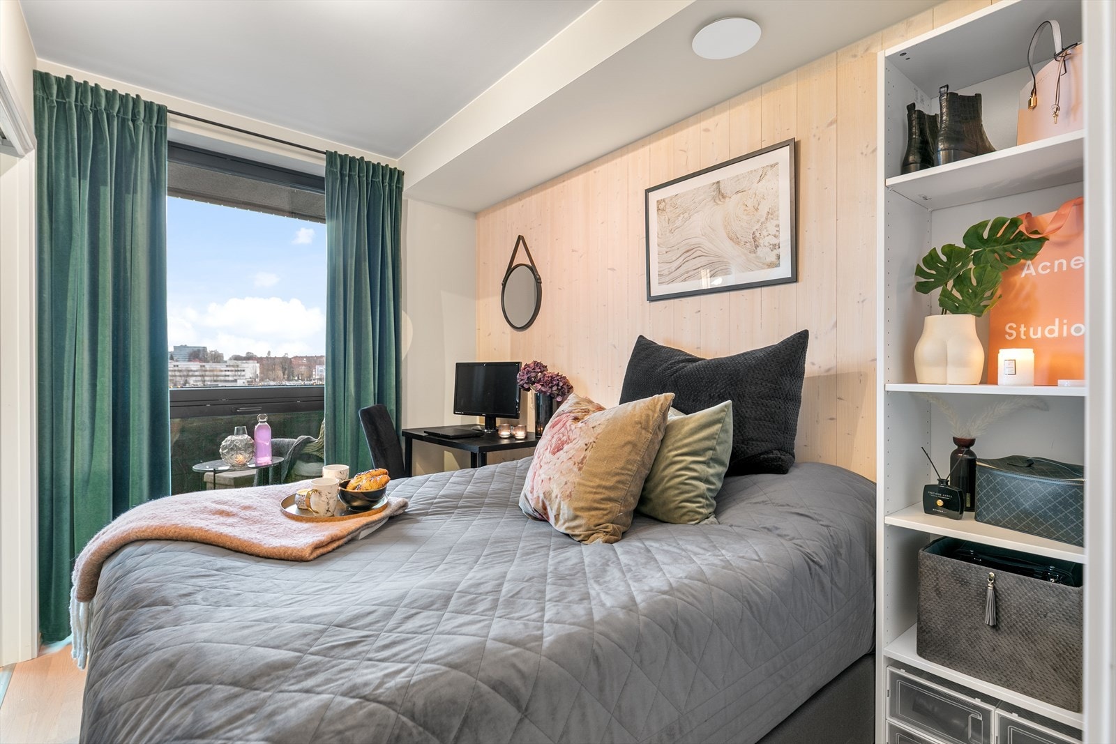 Stort vindu sikrer et lyst og luftig soverom. Galleribilde