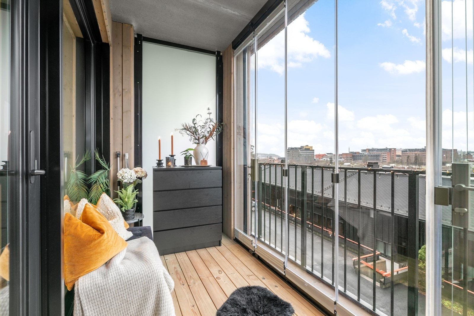 Her er det plass til sittegruppe, grill og blomsterkasser. Galleribilde