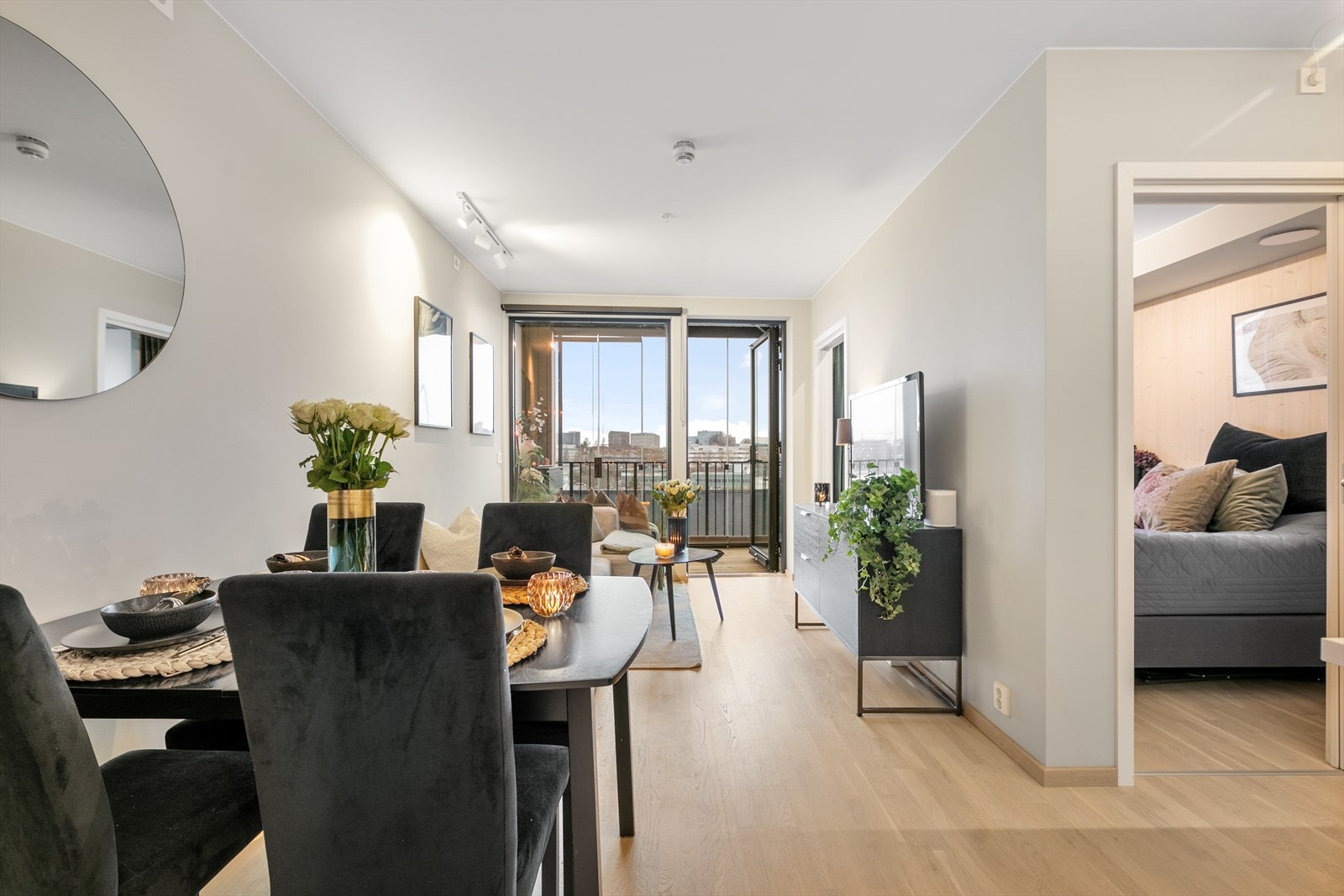 Leiligheten har en svært sosial, åpen løsning mellom stue og kjøkken, noe dagens eiere selv har satt stor pris på. Her kan man sosialisere og kokkelere på samme tid! Galleribilde